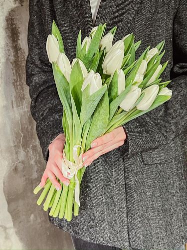 Моно букет тюльпанов  100% наличие. Быстрая доставка цветов круглосуточно в Калуге.