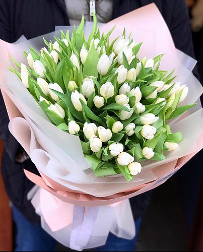 Букет из белых тюльпанов  100% наличие. Быстрая доставка цветов круглосуточно в Калуге.