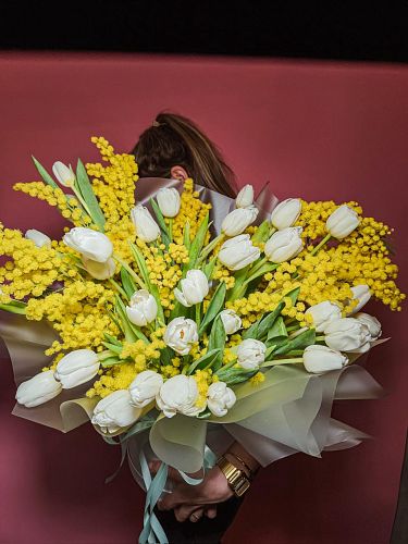 Коробка с тюльпанами и мимозой  100% наличие. Быстрая доставка цветов круглосуточно в Калуге.