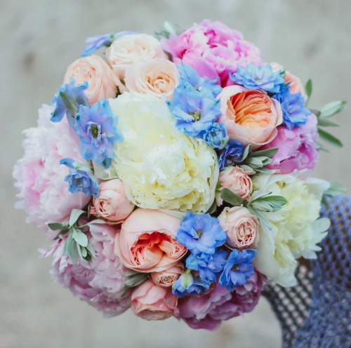 Букет невесты из Пионов и розы Вувузелла  100% наличие. Быстрая доставка цветов круглосуточно в Калуге.