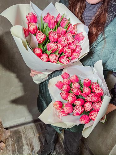Моно букет из розовых тюльпанов  100% наличие. Быстрая доставка цветов круглосуточно в Калуге.