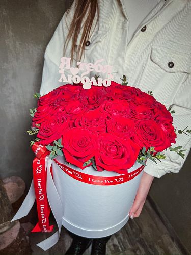 Коробка красных роз  100% наличие. Быстрая доставка цветов круглосуточно в Калуге.
