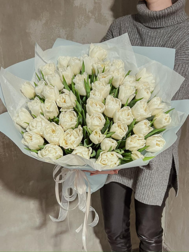 Моно букет белых тюльпанов  100% наличие. Быстрая доставка цветов круглосуточно в Калуге.