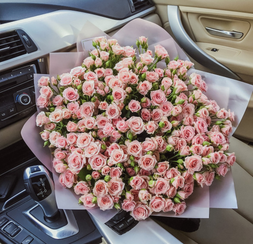 Букет из 71 кустовой розы  100% наличие. Быстрая доставка цветов круглосуточно в Калуге.