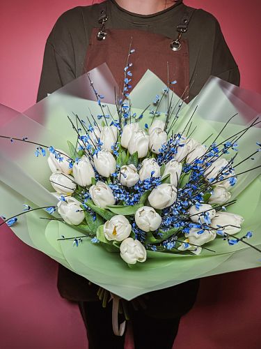 Букет тюльпаны и джиниста  100% наличие. Быстрая доставка цветов круглосуточно в Калуге.