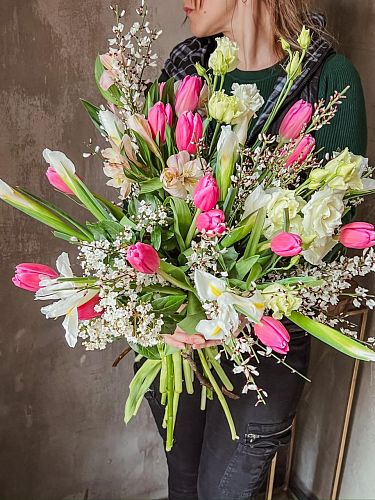 Букет "Ирисы тюльпаны"  100% наличие. Быстрая доставка цветов круглосуточно в Калуге.