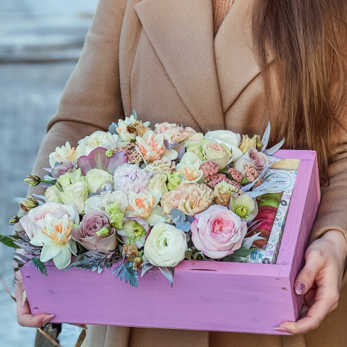 Деревянный ящик с цветами и сладостями  100% наличие. Быстрая доставка цветов круглосуточно в Калуге.