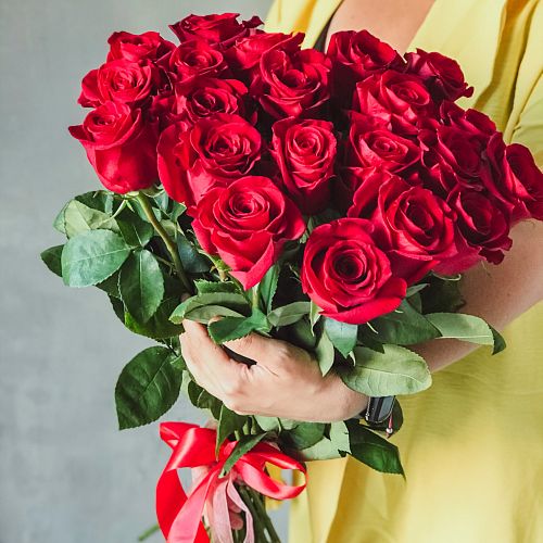 Моно букет из 21 розы 80см  100% наличие. Быстрая доставка цветов круглосуточно в Калуге.